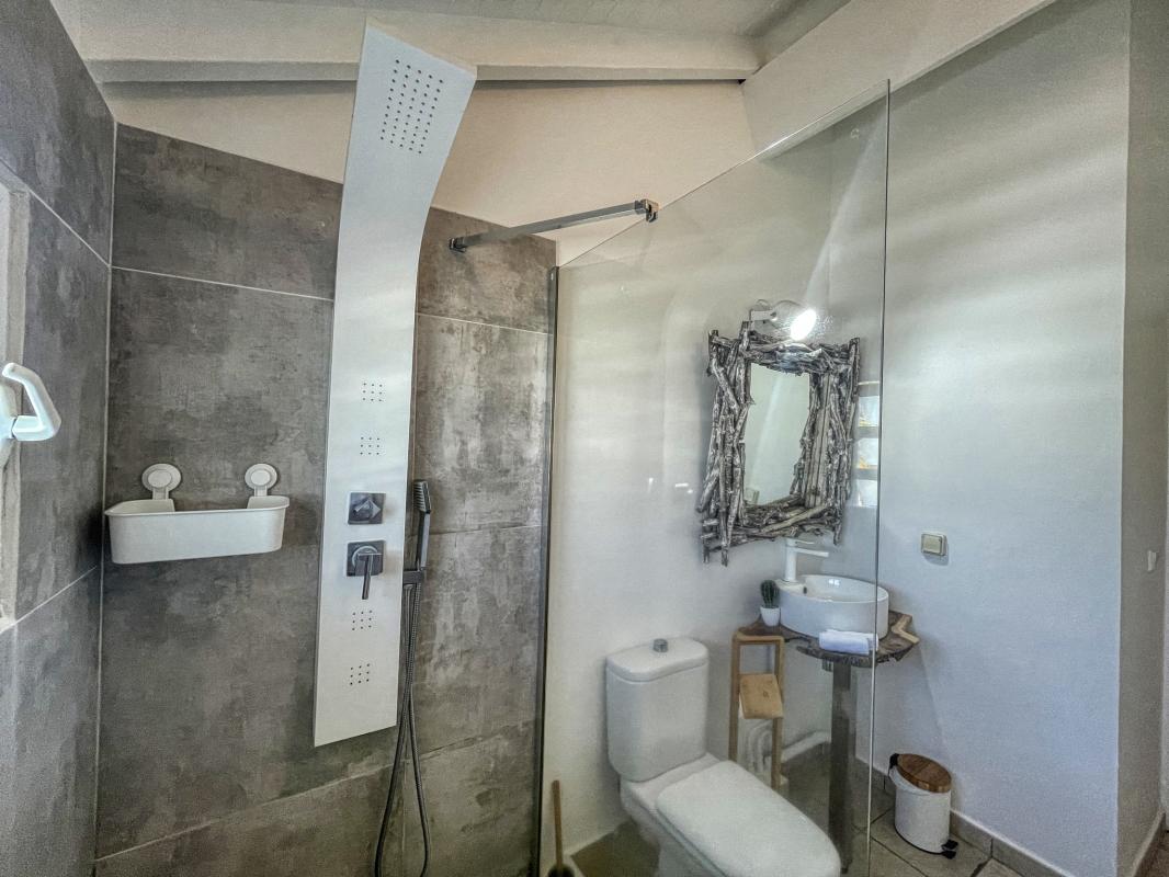 Villa pieds dans l'eau à louer à Saint François Guadeloupe-la salle de douche-22